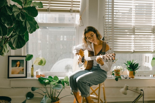 person playing the music on guitar