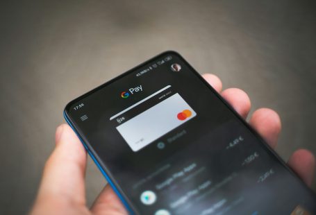 black-samsung-android-smartphone-displaying-icons