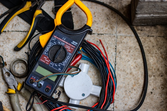 black-and-yellow-clamp-meter